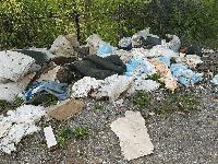 Опасни медицински отпадъци са разхвърляни до болницата в Ямбол! (От "Публикувай с 999":)