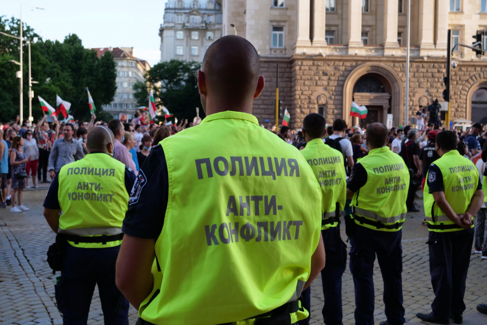 След новите случаи на коронавирус в столичната полиция, е взето решение броят на полицаите, охраняващи протестите да бъде намален, съобщи БНР.
С около...