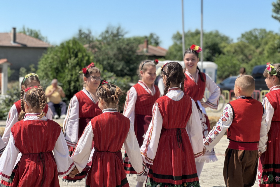 „На събор край Тунджа“ привлече днес в сливенското село Крушаре ентусиасти и любители на българския фолклор. Регионалният събор е традиционен и се провежда...