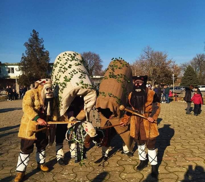 Кметът на село Младово - Димка Славова, кани жителите на община Сливен на местния обичай "Камили", който ще бъде представен на 1 януари от 13 часа на площада....