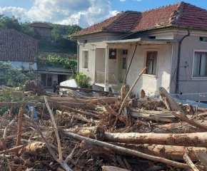 100 безработни са наети за възстановяване на наводнените селища в община Карлово