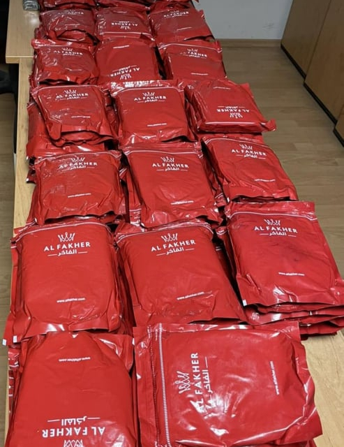Митнически служители от Териториална дирекция Митница Бургас откриха контрабандно пренасяни 100 кг тютюн за наргиле във фабрични опаковки и 5600 къса (280...