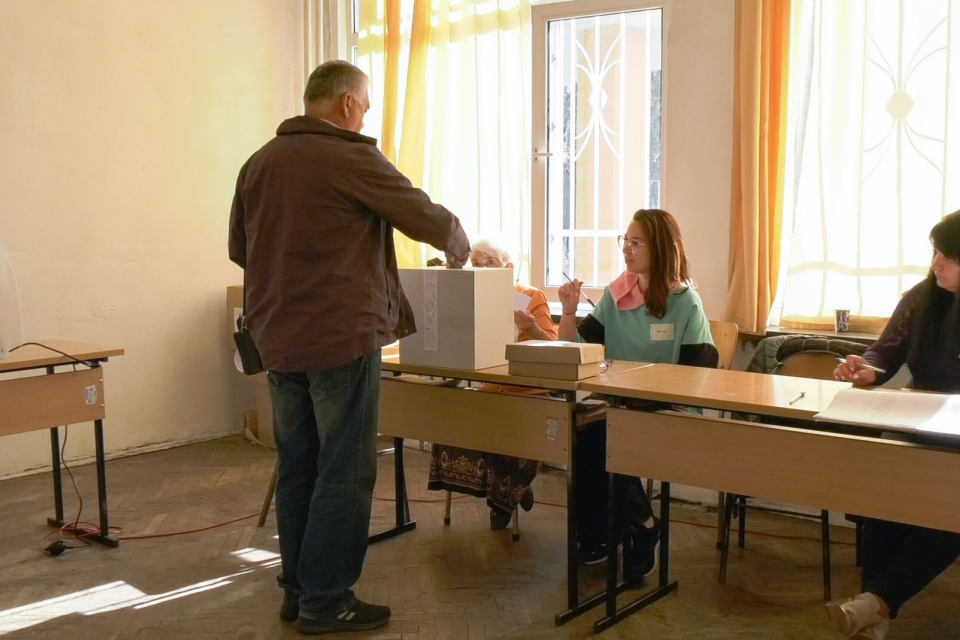 Избирателната активност в област Ямбол към 11:00 часа е 10,06 процента. Гласували са общо 10 757 души от общо 106 900 имащи право на вот. Към този момент...