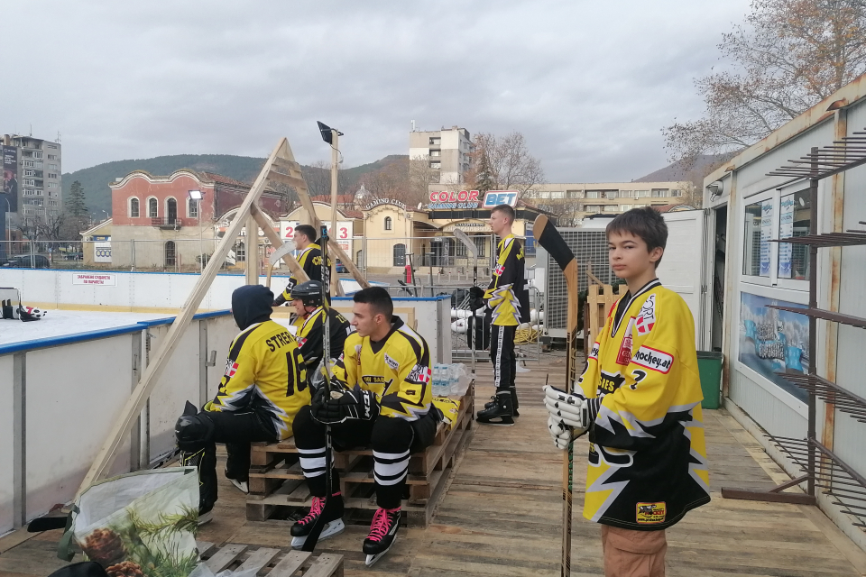 Забавленията на ледената пързалка в Сливен започнаха. В 9 часа в неделя започна хокейният мач между ветераните от Клуб „Химик“ в Стара Загора и отбора...