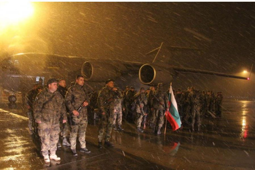 120 военни от 41-ия контингент се завърнаха от Афганистан, коментират от БНР.
Контингентът е бил посрещнат от началника на отбраната адмирал Емил Ефтимов...