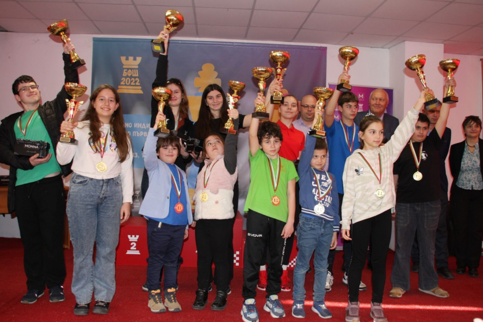 13-годишният Александър Атанасов от Ямбол е сред държавните училищни шампиони за 2023, съобщиха от  „Българска федерация по шахмат 2022“ след проведените от...