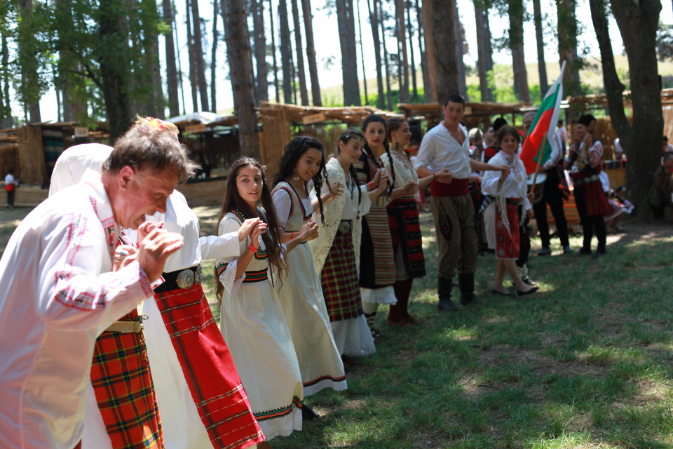 Хиляди българи ще се съберат в Жеравна от 18 до 20 август за най-големия фестивал на народните носии. Той се провежда за 15-а поредна година.На фестивала...