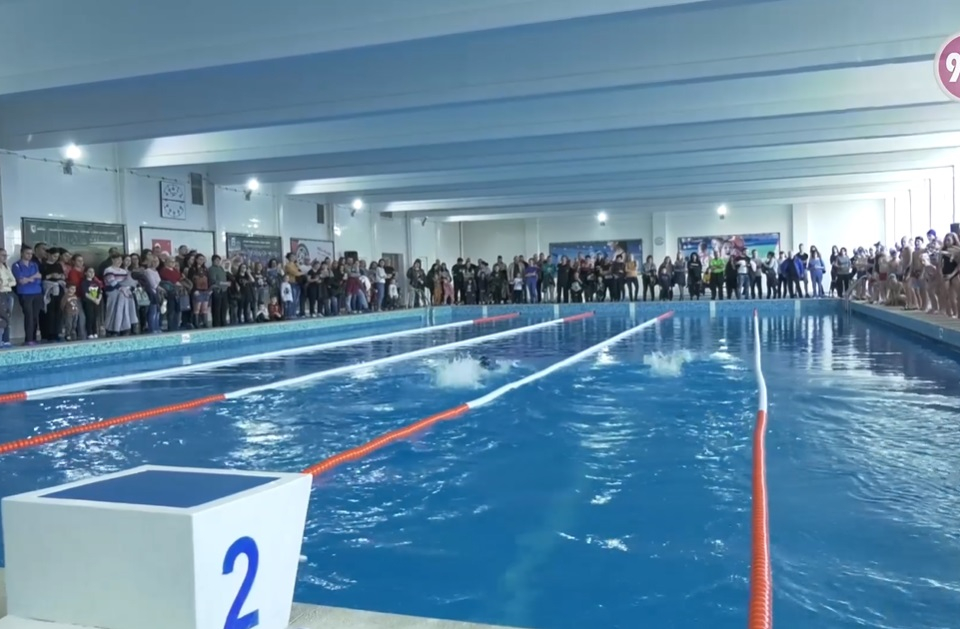 Около 150 деца се включиха в Коледния турнир по плуване „Ямбол 22“. Той се проведе в събота в плувен басейн „Златен рог“. С много емоции участниците бяха...