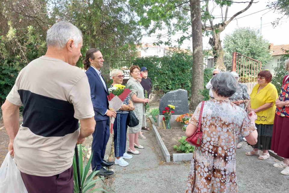 В църквата „Света Троица“ в ямболския квартал „Каргон“, където се намира гробът на Колесов, родственици и граждани на Ямбол отбелязаха 162 години от неговата...