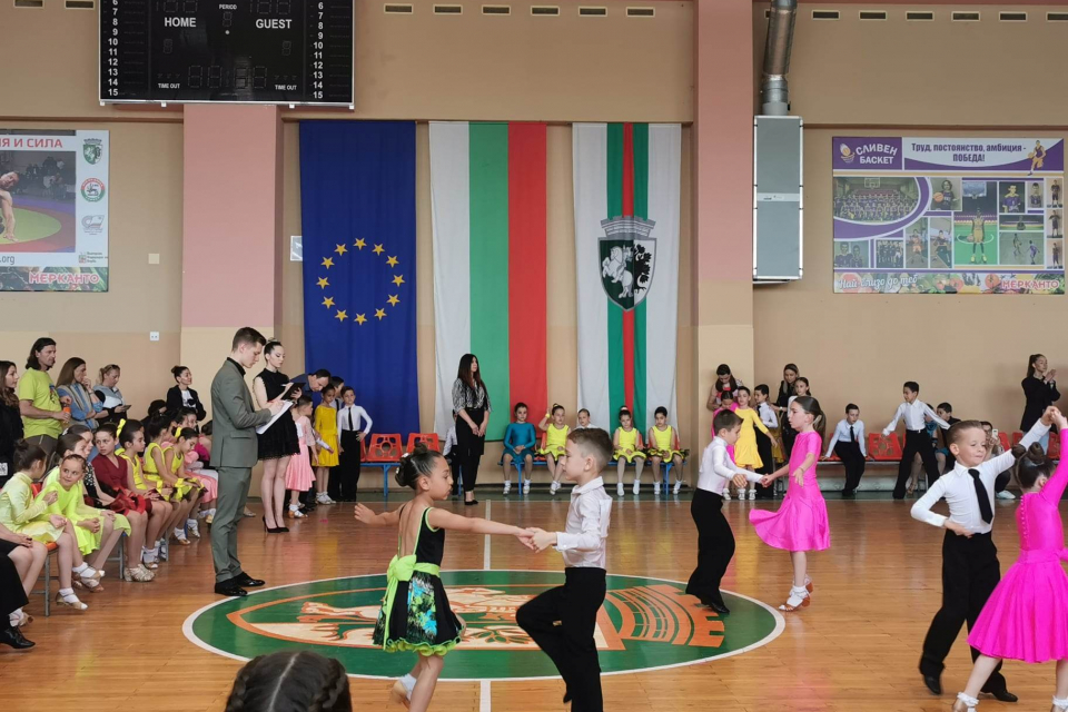 Традиционният турнир по спортни танци в Сливен, посветен на Международния ден на детето,  събра 170 деца на възраст от 7 до 15 години от различни градове...