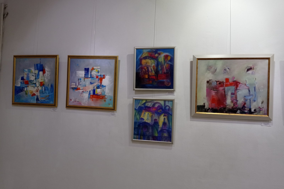 18 художници от Сливен се включиха в обща Великденска изложба в галерия "Май", организирана от Дружеството на художниците и Съюза на българските художници...