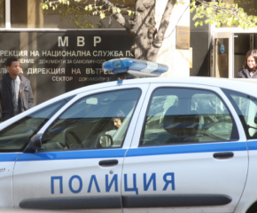 20 нелегални мигранти са заловени в микробус в София