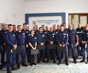 20 служители от четирите районни управления на ОДМВР-Сливен получиха нови оръжия