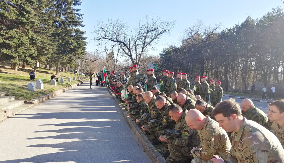 В няколко поделения на армията ще бъде почетена паметта на военнослужещите, загинали в операцията за стабилизиране и възстановяване на Ирак. Това съобщиха...