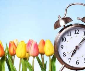 На 27 март, неделя, местим часовниците с един час напред 