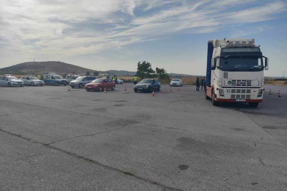 284 превозни средства и 339 лица са проверени по време на специализирана операция по метода широкообхватен контрол в Сливенско, с цел обезпечаване на обществения...