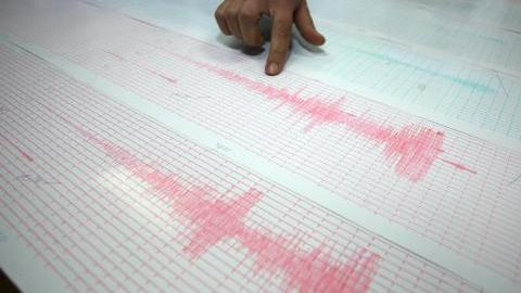 Земетресение с магнитуд 3 по скалата на Рихтер е регистрирано на територията на България в района на Смолян, предаде БГНЕС.
Земният трус е усетен в 6,13...