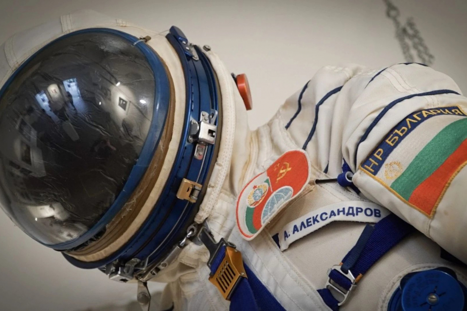 На днешния 7 юни през 1988 г. полита в Космоса вторият български летец-космонавт Александър Панайотов Александров – роден и израснал в Омуртаг. По тази...
