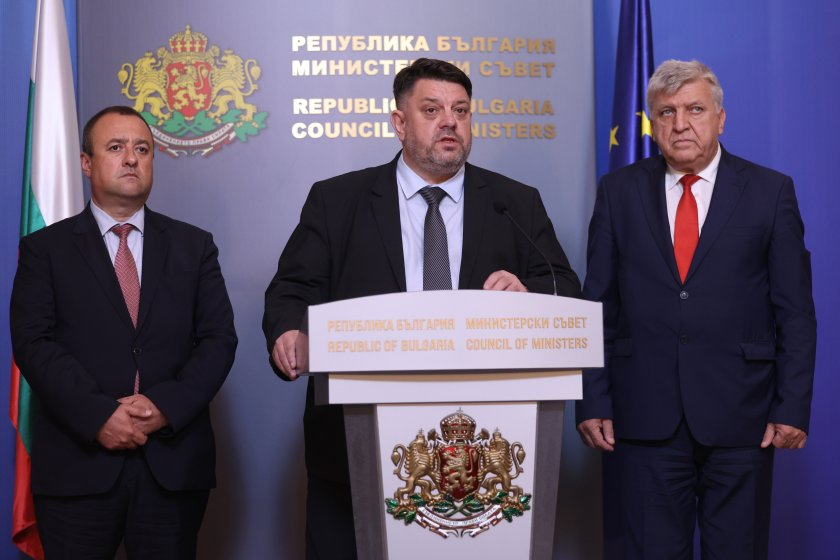 За разрешаване на проблема с остарялата ВиК мрежа са необходими 3,7 милиарда лева. Това съобщи вицепремиерът Атанас Зафиров след края на първото заседание...