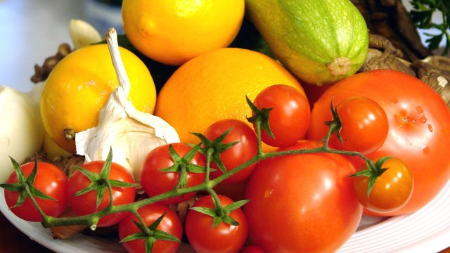 Данните към 19 май за цените на едро сочат намаление на доматите с 1 лев, ягодите също отбелязват намаление с около лев. При краставиците има намаление,...