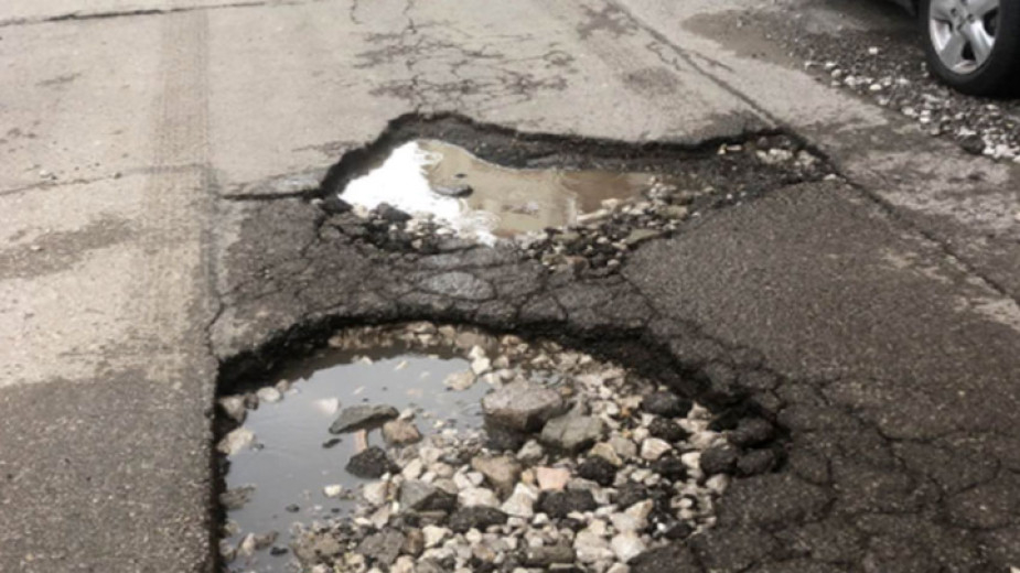 Над 90 процента от пътищата от републиканската мрежа на територията на Ямболска област се нуждаят от ремонт, заяви областният управител Георги Чалъков....