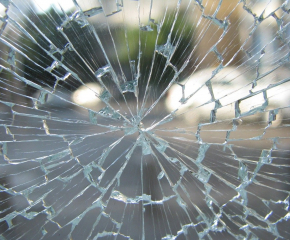 Агресия на пътя в Ямбол: Мъж счупи стъкло на кола и нанесе удари на опонената си