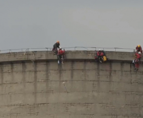 Активисти на "Грийнпийс" изкачиха в протест една от кулите на ТЕЦ "Марица 3"