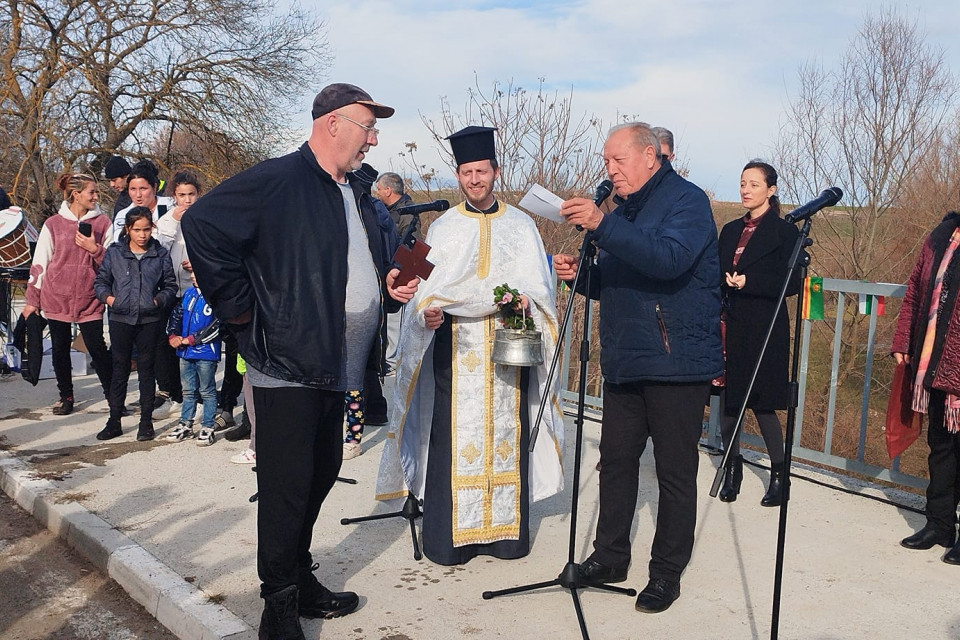 Англичанин, който живее от 5 години в Болярово и вече познава местните традиции, спаси тази година Светия кръст на Йордановден. Шон Абат целуна с благодарност...