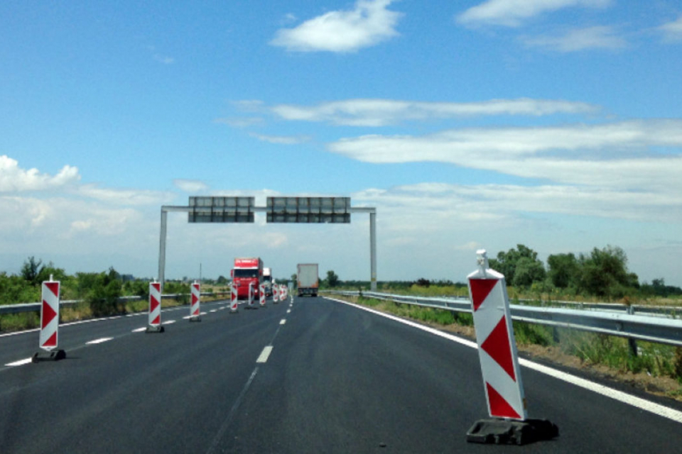 До 22 март движението в платното за София при 350-и км на автомагистрала (АМ) „Тракия“ ще продължи да бъде двупосочно поради ремонт на фугите на мостово...
