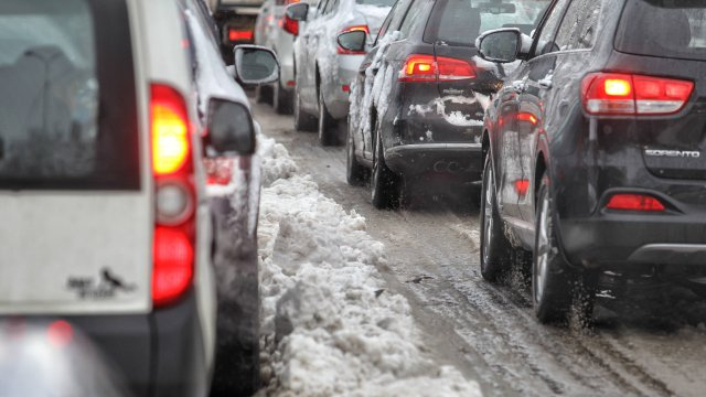 Републиканските пътища вече са в режим на зимно поддържане. Въпреки че в момента температурите са високи, Агенция "Пътна инфраструктура" апелира шофьорите...