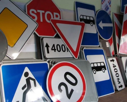 Агенция "Пътна инфраструктура" обяви обществени поръчки за производство, доставка и монтаж на пътни знаци и за полагане на хоризонтална маркировка по републиканските...