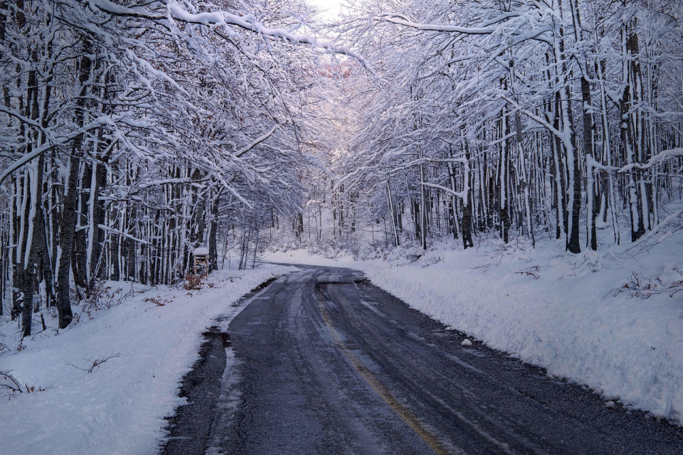 Агенция "Пътна инфраструктура" апелира шофьорите да тръгват на път с автомобили, подготвени за зимни условия. Прогнозата на метеоролозите е за понижаване...