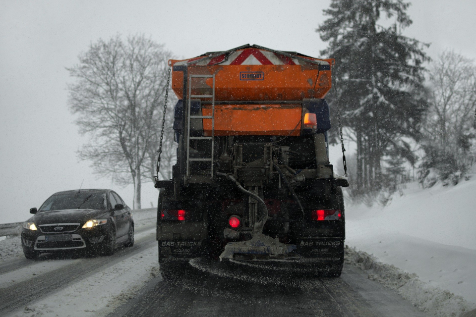 Шофьорите, на които им предстои пътуване в Западна България и през планинските проходи, да тръгват с автомобили, подготвени за зимни условия. Сняг вали...