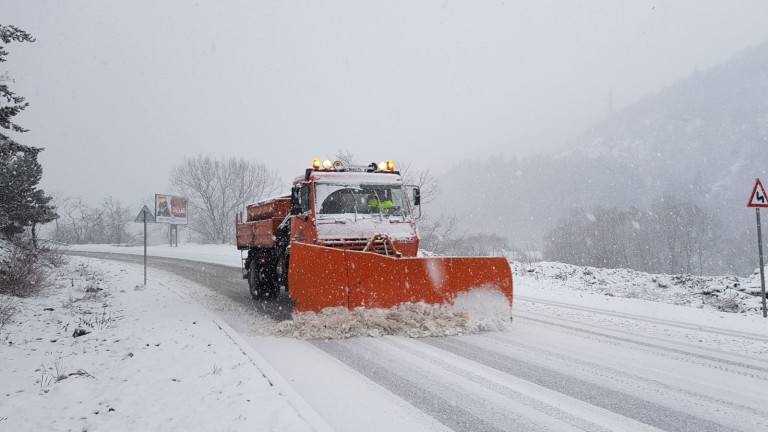 Близо 100 машини обработват настилките в районите със снеговалеж, за да се осигури безопасно пътуване по републиканските пътища, съобщиха от Агенция „Пътна...