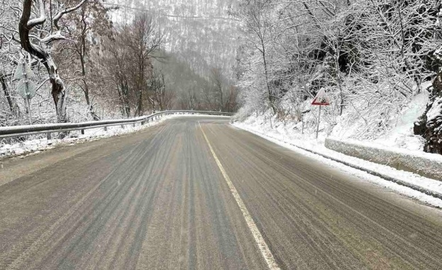 Шофьорите, на които утре им предстои пътуване в Северозападна България, да тръгват на път с автомобили, подготвени за зимни условия. Очаква се понижение...