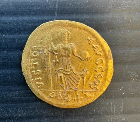 Златна монета от времето на Юстин II откриха на 24.06.25г. археолози на крепостта "Туида" край Сливен.
От Регионалния исторически музей (РИМ) "Д-р Симеон...