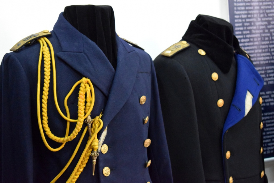 Над 100 армейски каски и фуражки, както и униформи показва изложбата „Символи на държавността“ в село Жеравна, съобщи собственикът на колекцията Людмил...
