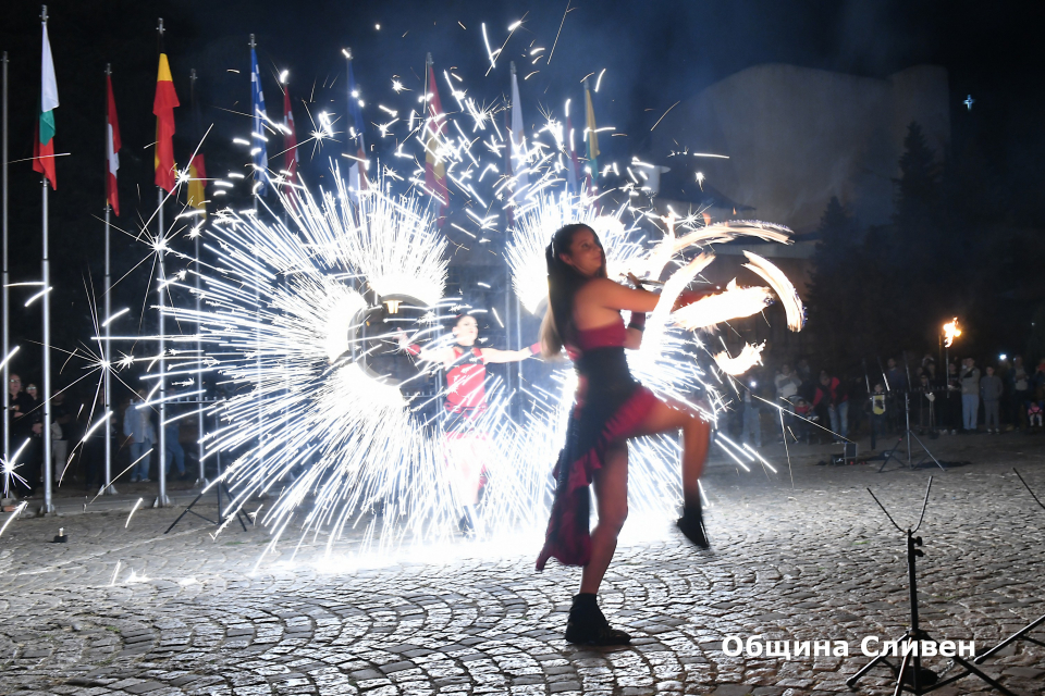 Артисти от клуб „Дивинитас“ изнесоха „шоу програма с огън, светлина и голяма доза любов“ за жителите на Града под Сините камъни. На 26 октомври вечерта...
