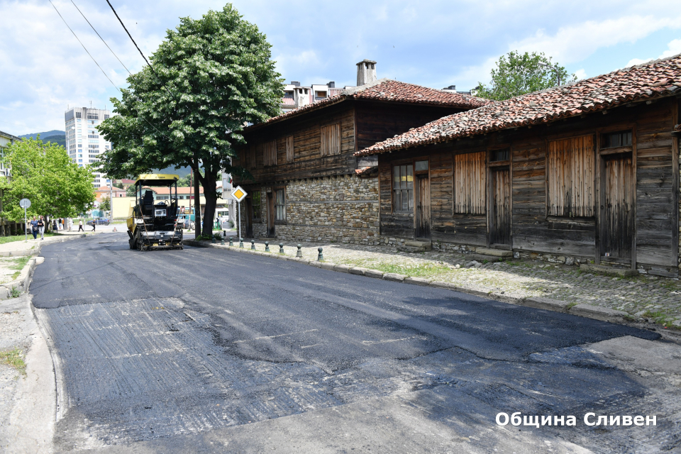 Извършва се асфалтиране на основните улици „Баба Тонка“ и „Георги Икономов“, както и на пресечките между тях, в сливенския квартал „Клуцохор“, съобщиха...