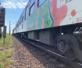 Авария спря влака Бургас-София, пътниците са блокирани