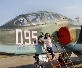 Авиобаза „Безмер“ посрещна деца и ученици в международния ден на авиацията и космонавтиката 