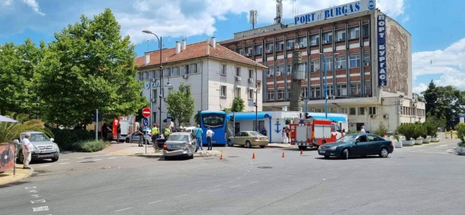 Тежка катастрофа стана на входа на пристанище "Бургас". Автобус на градския транспорт се е сблъскал с лека кола и се е врязал в оградата на Изпълнителната...