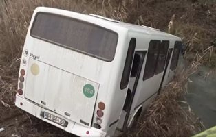 Пътически автобус е паднал от мост в сливенското село Желю войвода. За щастие няма тежко пострадали. Една жена е с леки наранявания и е била откарана за...
