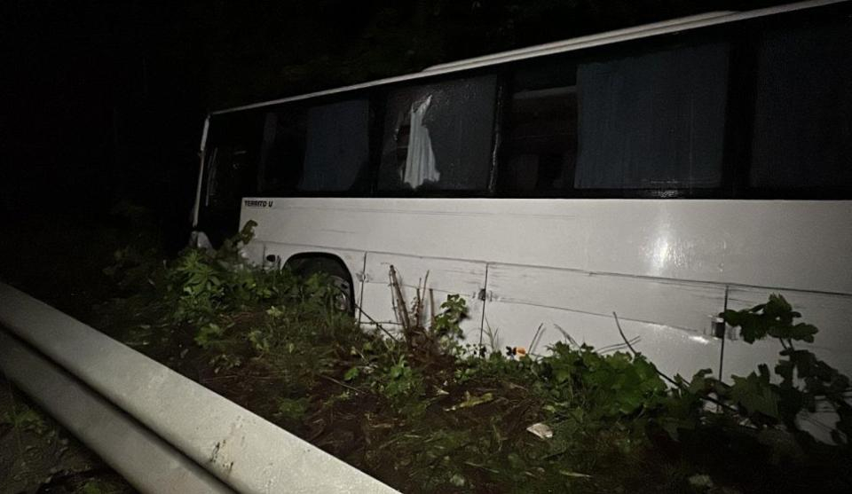 Автобус с военни и два тира катастрофираха на Прохода на Републиката. Инцидентът е станал на завой при мокър от дъжда пътен участък, предаде NOVA. Автобусът...