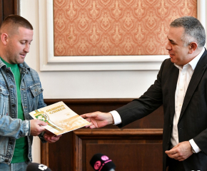 Автобусният водач Билял Хасанов, спасил човешки живот, получи отличие на Общината от кмета Стефан Радев