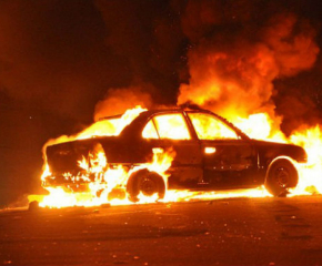 Автомобил горя в Сливен, спасени са съседните коли