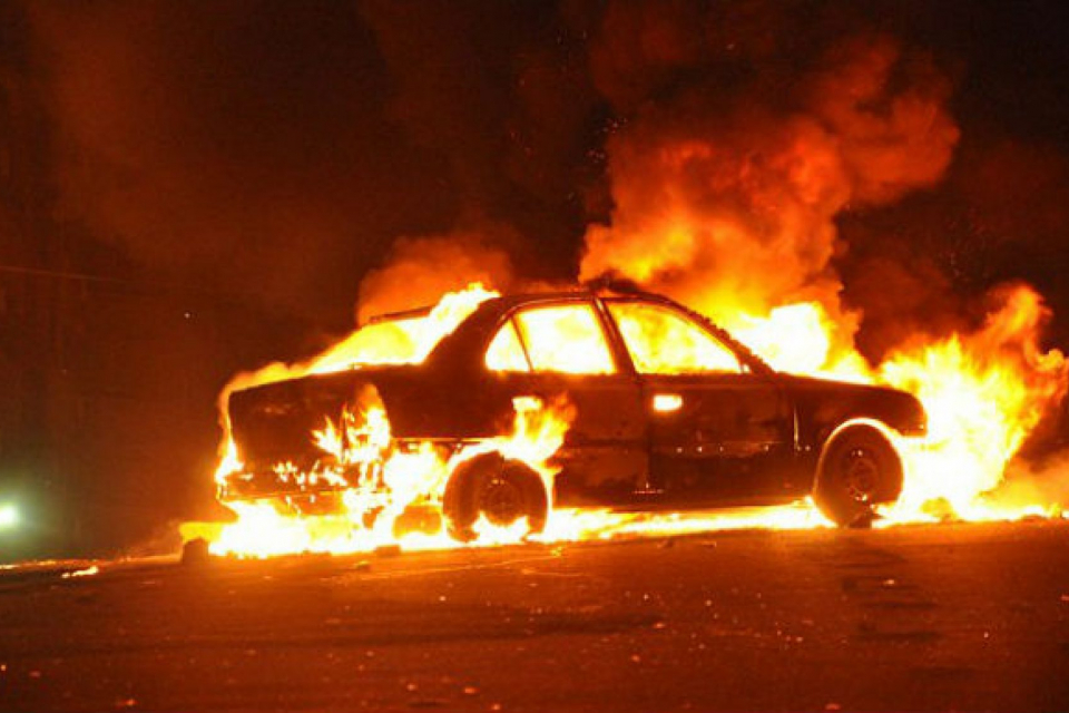 Автомобил горя в Сливен тази сутрин, съобщават от ОД на МВР. Екип на РСПБЗН-Сливен е гасил пожар в лек автомобил, паркиран пред жилищен блок в квартал...