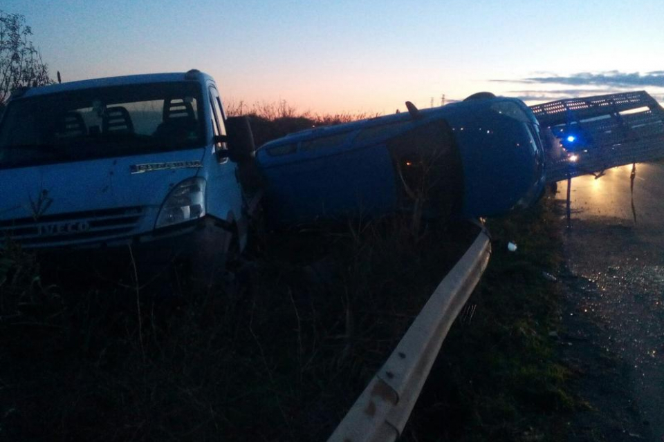 Камион с ремарке, превозващо три автомобила, се преобърна извън пътя Сарафово- Бургас, а шофьорът изчезна от мястото на произшествието и към момента се...