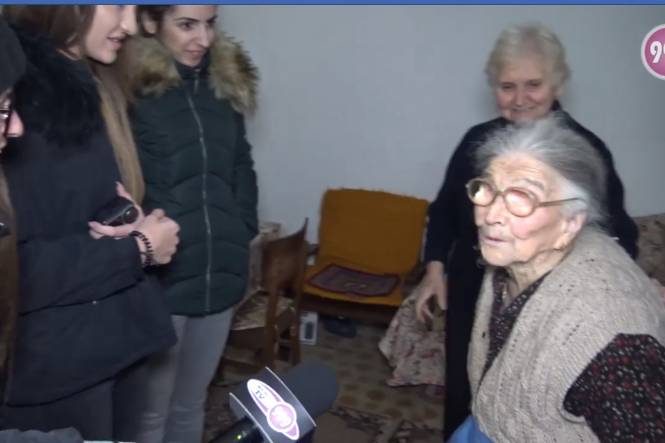 Това е баба Добра от село Гранитово. Тя е на 98 години. В един от най-щастливите за християните дни, тя ще ни напомни, че в живота всичко е преходно. Най-важното,...