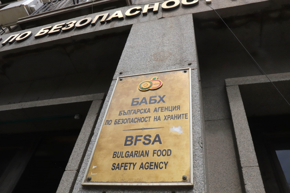 Българската агенция по безопасност на храните издаде четири заповеди за спиране на цялостната дейност на обекти за търговия с храни, съобщиха от там.
По...